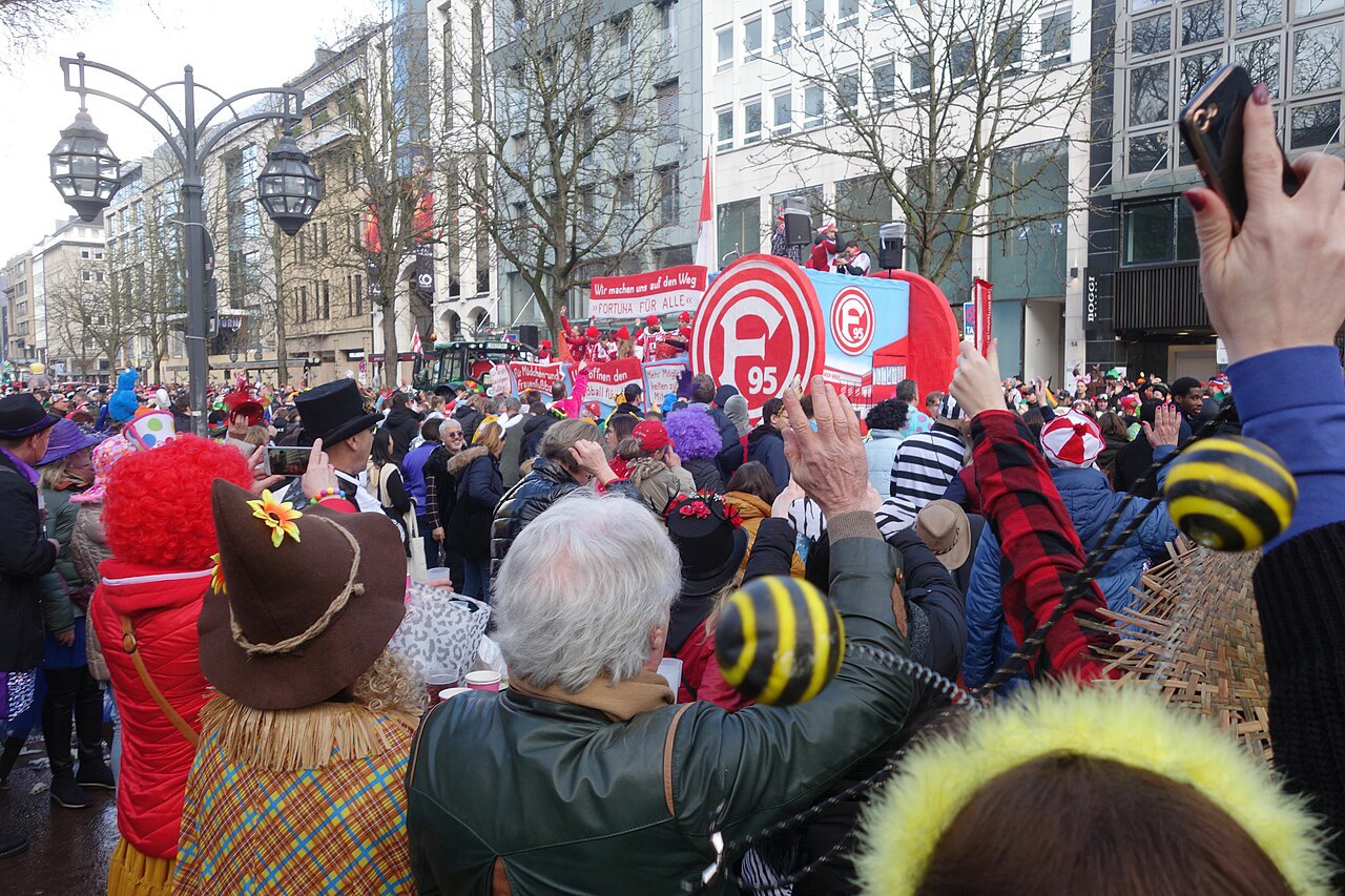 Düsseldorf Karnevalsumzug auf der Königsallee